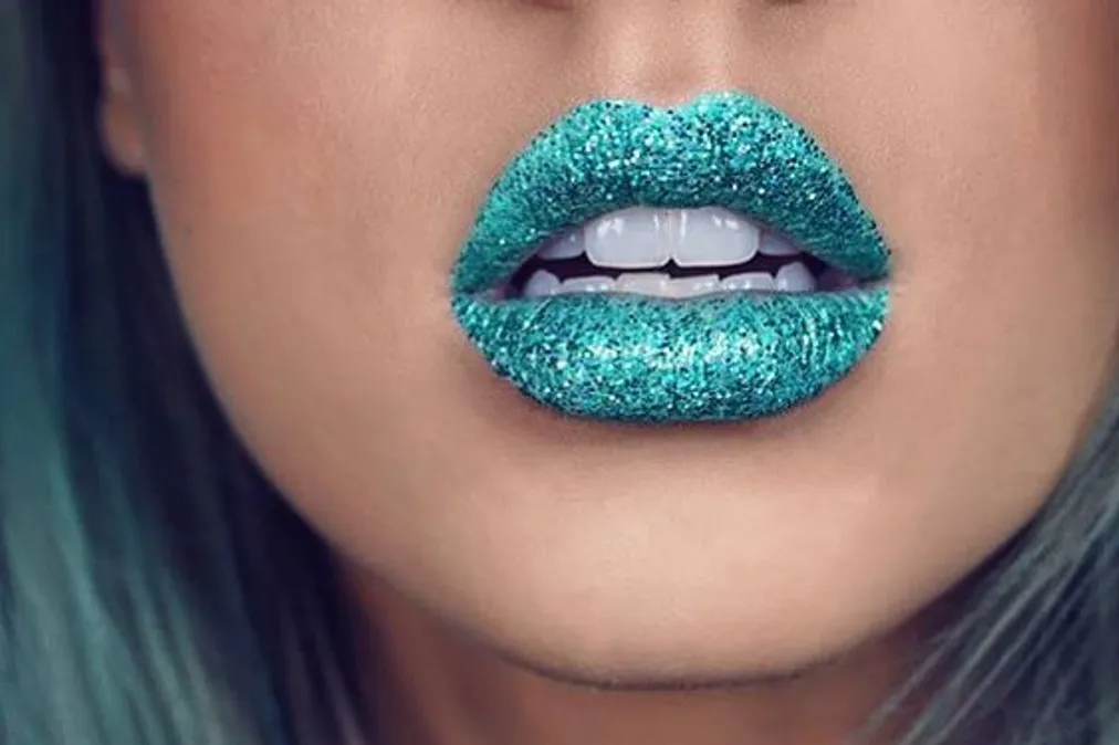 labios glitter maquillaje para festival